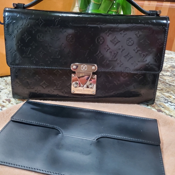 Pre-love own  Louis Vuitton pochette handbag. - Picture 13 of 16